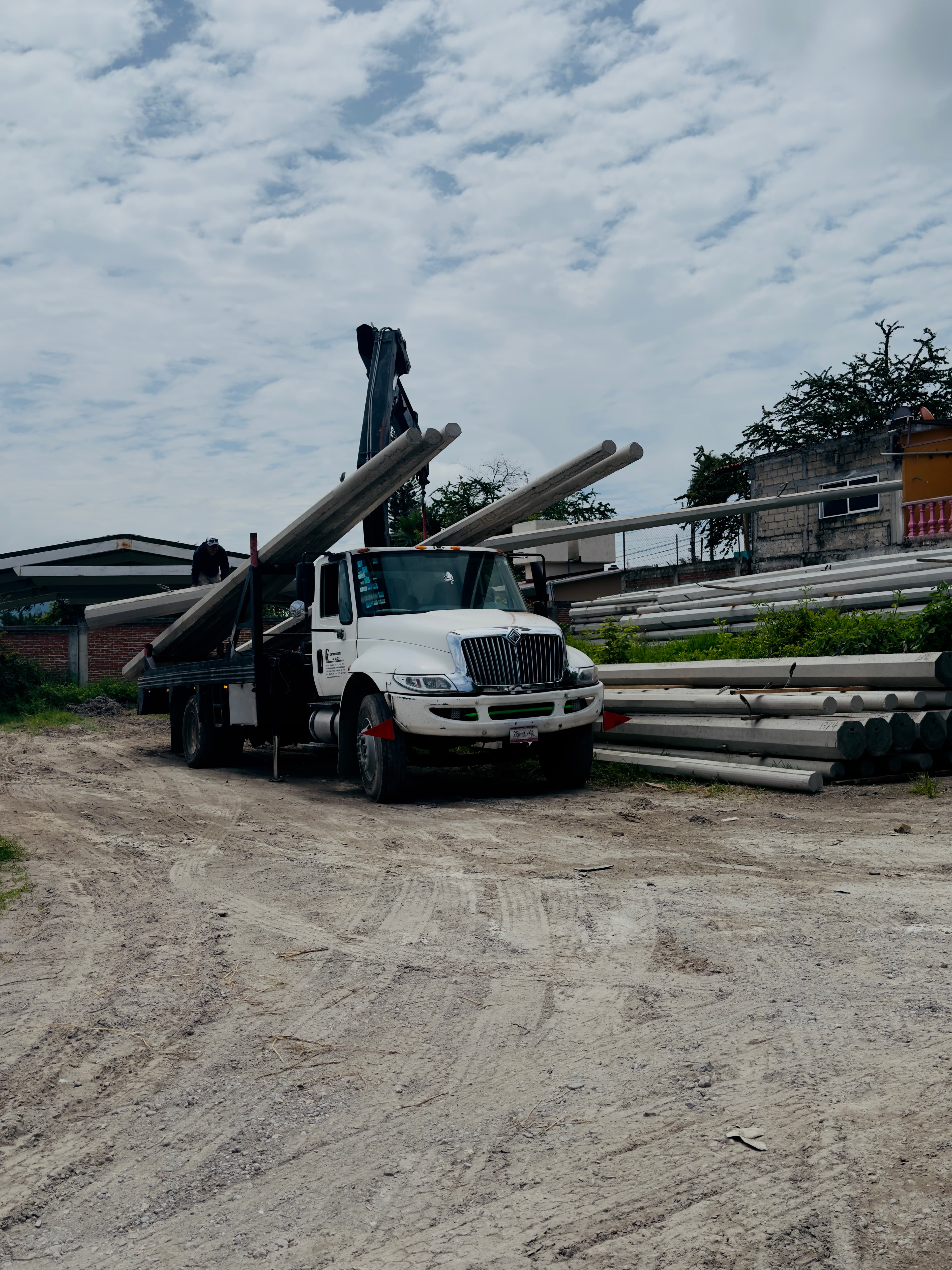 Operaciones PEMSA — camión con grúa Hiab